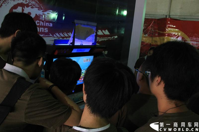 9月15日，2013（第五届）福田奥铃中国勒芒轻卡耐力赛北部大区决赛在济南正式开赛，本站活动延续了东南、中西部大区的创新赛制，以大型物流公司为单位组队参赛，进一步扩大赛事影响力。图为用户体验。