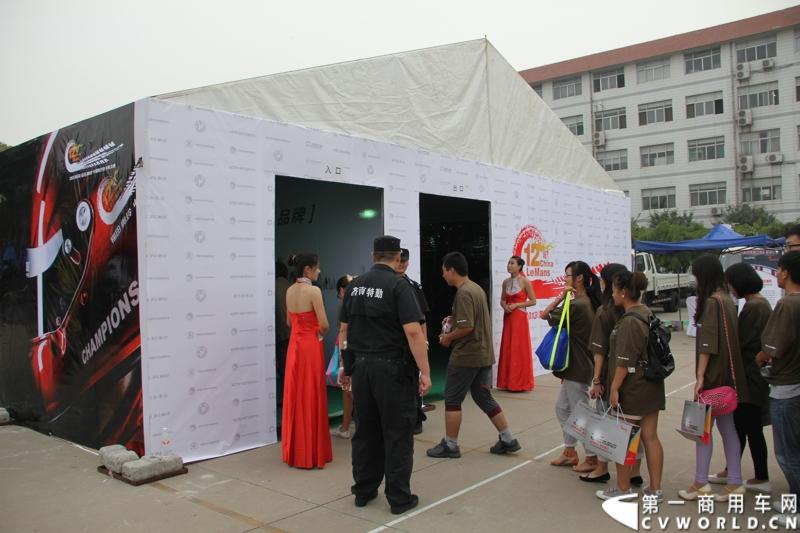 9月15日，2013（第五届）福田奥铃中国勒芒轻卡耐力赛北部大区决赛在济南正式开赛，本站活动延续了东南、中西部大区的创新赛制，以大型物流公司为单位组队参赛，进一步扩大赛事影响力。图为用户体验。