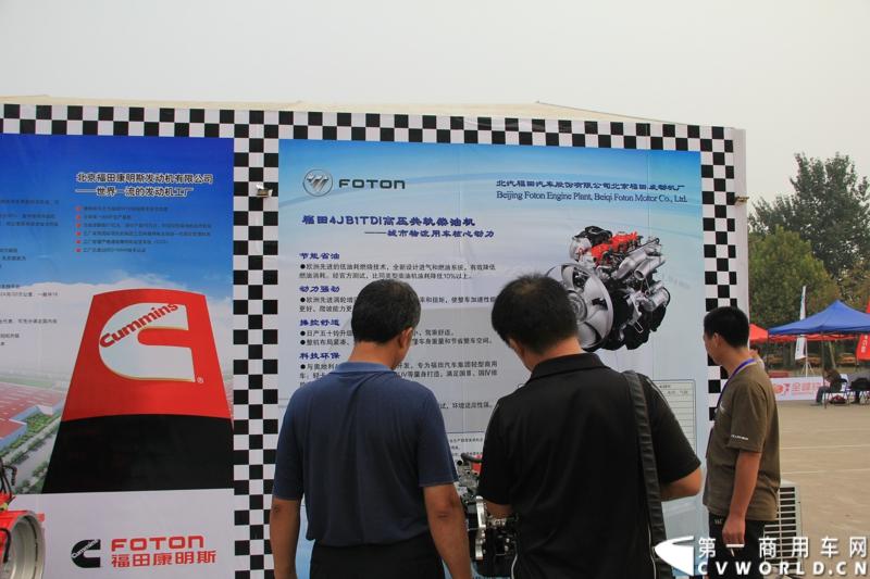 9月15日，2013（第五届）福田奥铃中国勒芒轻卡耐力赛北部大区决赛在济南正式开赛，本站活动延续了东南、中西部大区的创新赛制，以大型物流公司为单位组队参赛，进一步扩大赛事影响力。图为用户在讨论福田4jb1发动机。