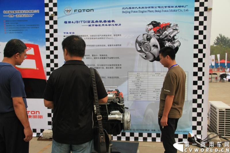 9月15日，2013（第五届）福田奥铃中国勒芒轻卡耐力赛北部大区决赛在济南正式开赛，本站活动延续了东南、中西部大区的创新赛制，以大型物流公司为单位组队参赛，进一步扩大赛事影响力。图为用户在讨论福田4jb1发动机。