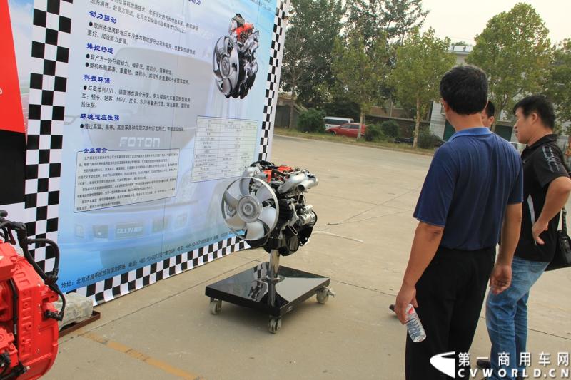 9月15日，2013（第五届）福田奥铃中国勒芒轻卡耐力赛北部大区决赛在济南正式开赛，本站活动延续了东南、中西部大区的创新赛制，以大型物流公司为单位组队参赛，进一步扩大赛事影响力。图为用户在讨论福田4jb1发动机。