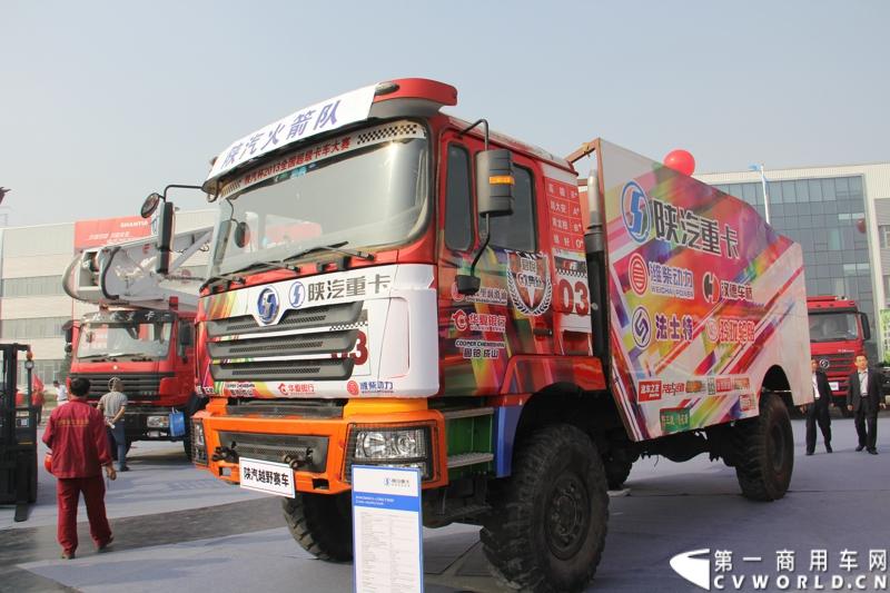 2013年10月10日，在扬州北山新落成的潍柴（扬州）亚星汽车产业园里，山东重工.潍柴动力对外发布长三角战略：作为旗下重要的战略板块，潍柴将利用自身的技术规模优势，将长三角板块打造成轻型发动机基地、商用车基地和特种车基地。图为长三角战略发布会现场摆放的陕汽超级卡车越野大赛赛车。