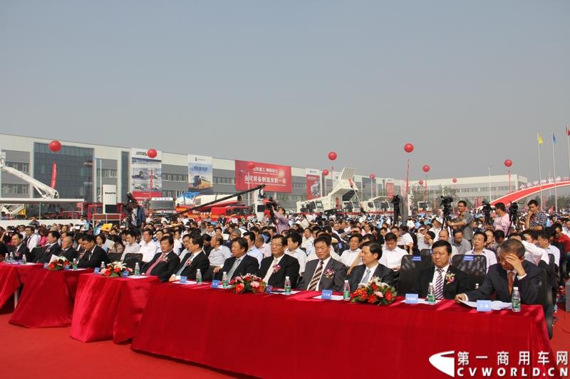 2013年10月10日，在扬州北山新落成的潍柴（扬州）亚星汽车产业园里，山东重工.潍柴动力对外发布长三角战略：作为旗下重要的战略板块，潍柴将利用自身的技术规模优势，将长三角板块打造成轻型发动机基地、商用车基地和特种车基地。图为发布会现场。