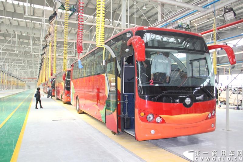 2013年10月10日，在扬州北山新落成的潍柴（扬州）亚星汽车产业园里，山东重工.潍柴动力对外发布长三角战略：作为旗下重要的战略板块，潍柴将利用自身的技术规模优势，将长三角板块打造成轻型发动机基地、商用车基地和特种车基地。图为潍柴亚星汽车产业园全新生产线 。