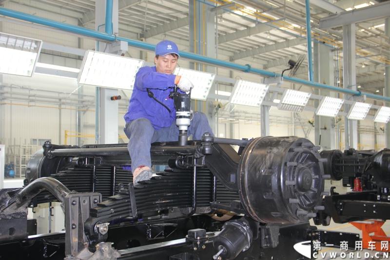 2013年10月10日，在扬州北山新落成的潍柴（扬州）亚星汽车产业园里，山东重工.潍柴动力对外发布长三角战略：作为旗下重要的战略板块，潍柴将利用自身的技术规模优势，将长三角板块打造成轻型发动机基地、商用车基地和特种车基地。图为潍柴亚星汽车产业园全新生产线 。