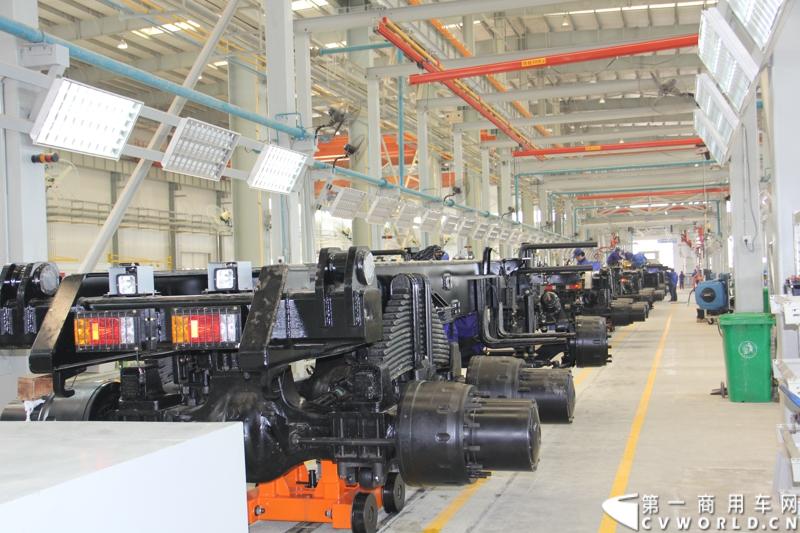 2013年10月10日，在扬州北山新落成的潍柴（扬州）亚星汽车产业园里，山东重工.潍柴动力对外发布长三角战略：作为旗下重要的战略板块，潍柴将利用自身的技术规模优势，将长三角板块打造成轻型发动机基地、商用车基地和特种车基地。图为潍柴亚星汽车产业园全新生产线 。