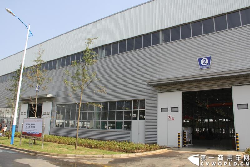 2013年10月10日，在扬州北山新落成的潍柴（扬州）亚星汽车产业园里，山东重工.潍柴动力对外发布长三角战略：作为旗下重要的战略板块，潍柴将利用自身的技术规模优势，将长三角板块打造成轻型发动机基地、商用车基地和特种车基地。图为潍柴亚星汽车产业园全新生产线 。