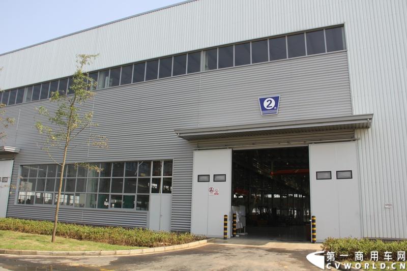 2013年10月10日，在扬州北山新落成的潍柴（扬州）亚星汽车产业园里，山东重工.潍柴动力对外发布长三角战略：作为旗下重要的战略板块，潍柴将利用自身的技术规模优势，将长三角板块打造成轻型发动机基地、商用车基地和特种车基地。图为潍柴亚星汽车产业园全新生产线 。