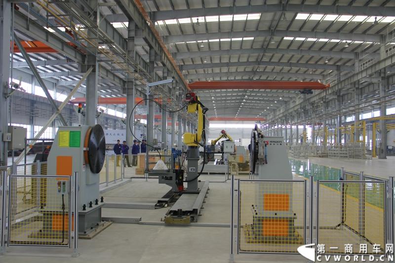 2013年10月10日，在扬州北山新落成的潍柴（扬州）亚星汽车产业园里，山东重工.潍柴动力对外发布长三角战略：作为旗下重要的战略板块，潍柴将利用自身的技术规模优势，将长三角板块打造成轻型发动机基地、商用车基地和特种车基地。图为潍柴亚星汽车产业园全新生产线 。