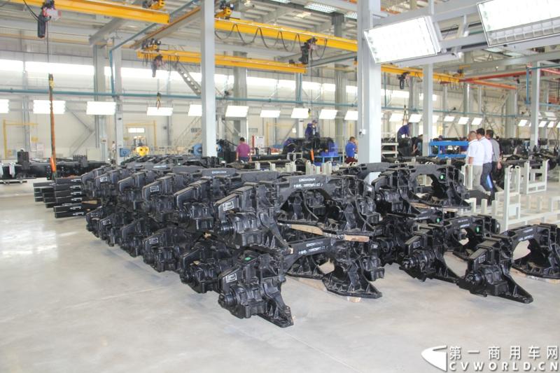 2013年10月10日，在扬州北山新落成的潍柴（扬州）亚星汽车产业园里，山东重工.潍柴动力对外发布长三角战略：作为旗下重要的战略板块，潍柴将利用自身的技术规模优势，将长三角板块打造成轻型发动机基地、商用车基地和特种车基地。图为潍柴亚星汽车产业园全新生产线 。