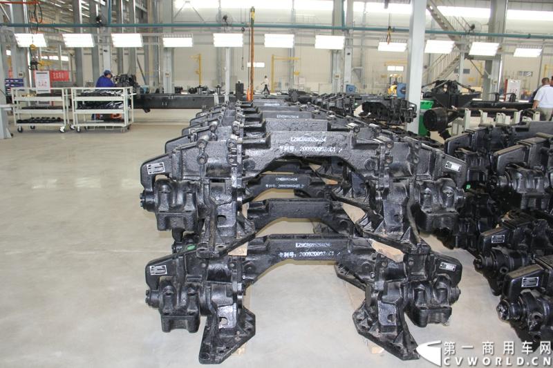 2013年10月10日，在扬州北山新落成的潍柴（扬州）亚星汽车产业园里，山东重工.潍柴动力对外发布长三角战略：作为旗下重要的战略板块，潍柴将利用自身的技术规模优势，将长三角板块打造成轻型发动机基地、商用车基地和特种车基地。图为潍柴亚星汽车产业园全新生产线 。