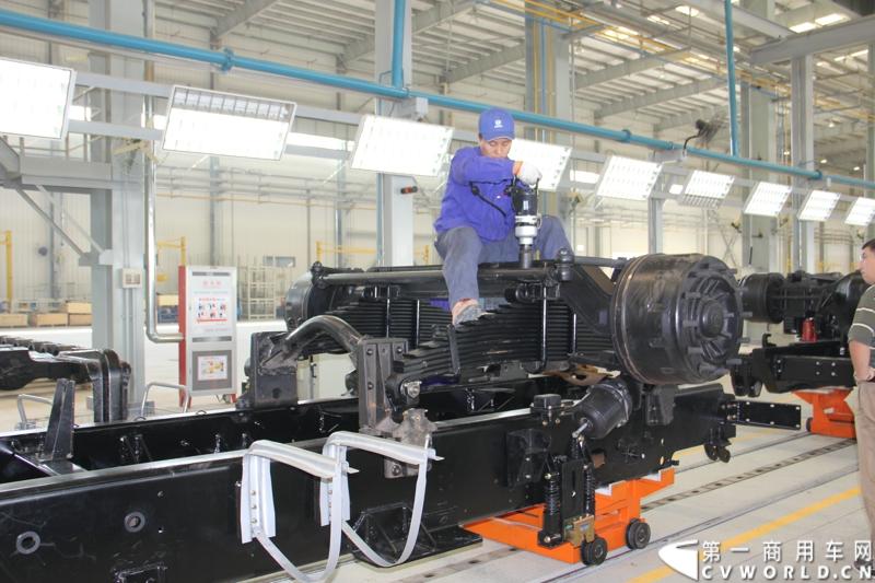 2013年10月10日，在扬州北山新落成的潍柴（扬州）亚星汽车产业园里，山东重工.潍柴动力对外发布长三角战略：作为旗下重要的战略板块，潍柴将利用自身的技术规模优势，将长三角板块打造成轻型发动机基地、商用车基地和特种车基地。图为潍柴亚星汽车产业园全新生产线 。