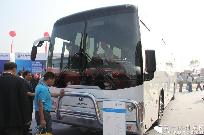 2013年10月10日，在扬州北山新落成的潍柴（扬州）亚星汽车产业园里，山东重工.潍柴动力对外发布长三角战略：作为旗下重要的战略板块，潍柴将利用自身的技术规模优势，将长三角板块打造成轻型发动机基地、商用车基地和特种车基地。图为现场展出的亚星YBL6127H1QJ 。