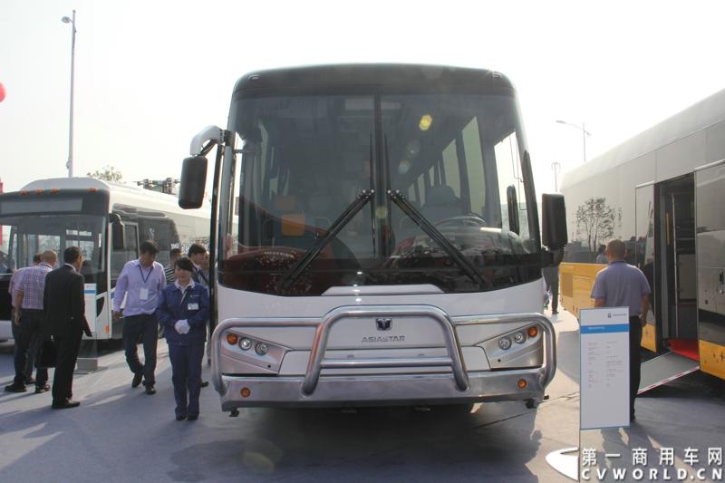 2013年10月10日，在扬州北山新落成的潍柴（扬州）亚星汽车产业园里，山东重工.潍柴动力对外发布长三角战略：作为旗下重要的战略板块，潍柴将利用自身的技术规模优势，将长三角板块打造成轻型发动机基地、商用车基地和特种车基地。图为现场展出的亚星YBL6127H1QJ 。