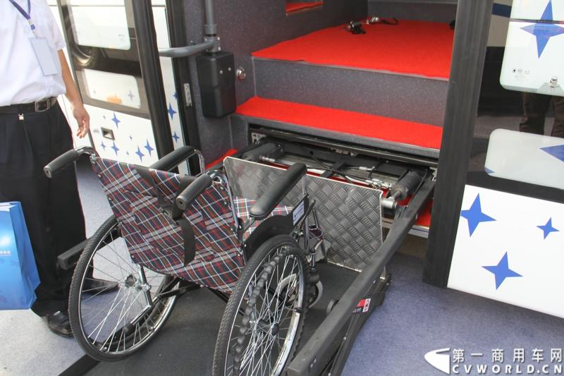 2013年10月10日，在扬州北山新落成的潍柴（扬州）亚星汽车产业园里，山东重工.潍柴动力对外发布长三角战略：作为旗下重要的战略板块，潍柴将利用自身的技术规模优势，将长三角板块打造成轻型发动机基地、商用车基地和特种车基地。图为现场展出的亚星YBL6127H1QJ 。