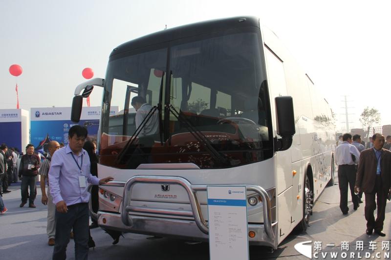 2013年10月10日，在扬州北山新落成的潍柴（扬州）亚星汽车产业园里，山东重工.潍柴动力对外发布长三角战略：作为旗下重要的战略板块，潍柴将利用自身的技术规模优势，将长三角板块打造成轻型发动机基地、商用车基地和特种车基地。图为现场展出的亚星YBL6127H1QJ 。