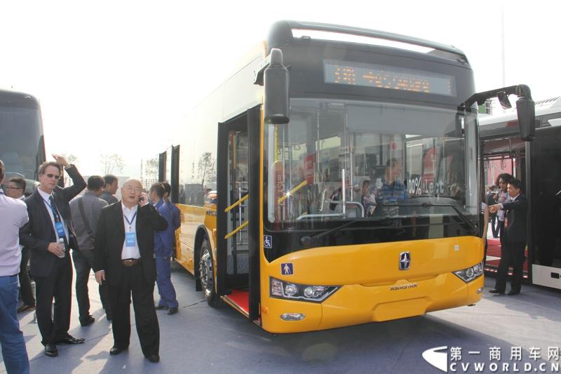 2013年10月10日，在扬州北山新落成的潍柴（扬州）亚星汽车产业园里，山东重工.潍柴动力对外发布长三角战略：作为旗下重要的战略板块，潍柴将利用自身的技术规模优势，将长三角板块打造成轻型发动机基地、商用车基地和特种车基地。图为现场展出的亚星YBL6128GN。