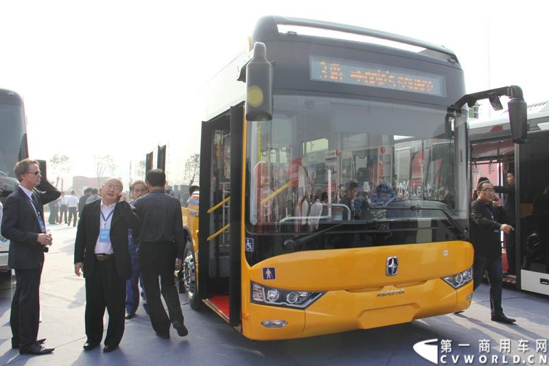 2013年10月10日，在扬州北山新落成的潍柴（扬州）亚星汽车产业园里，山东重工.潍柴动力对外发布长三角战略：作为旗下重要的战略板块，潍柴将利用自身的技术规模优势，将长三角板块打造成轻型发动机基地、商用车基地和特种车基地。图为现场展出的亚星YBL6128GN。