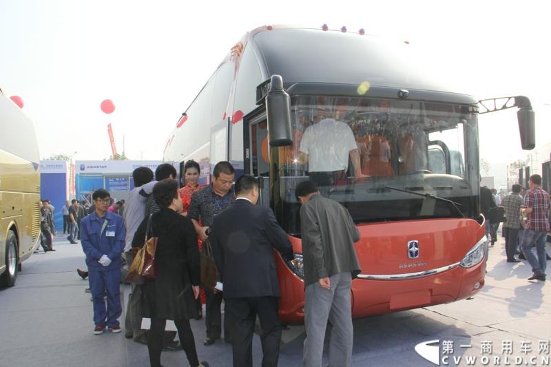 2013年10月10日，在扬州北山新落成的潍柴（扬州）亚星汽车产业园里，山东重工.潍柴动力对外发布长三角战略：作为旗下重要的战略板块，潍柴将利用自身的技术规模优势，将长三角板块打造成轻型发动机基地、商用车基地和特种车基地。图为现场展出的亚星YBL6128H3Q1J 。