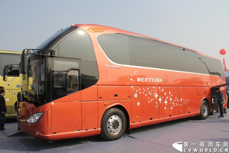 2013年10月10日，在扬州北山新落成的潍柴（扬州）亚星汽车产业园里，山东重工.潍柴动力对外发布长三角战略：作为旗下重要的战略板块，潍柴将利用自身的技术规模优势，将长三角板块打造成轻型发动机基地、商用车基地和特种车基地。图为现场展出的亚星YBL6128H3Q1J 。