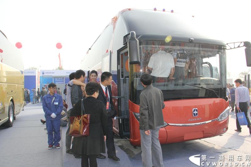 2013年10月10日，在扬州北山新落成的潍柴（扬州）亚星汽车产业园里，山东重工.潍柴动力对外发布长三角战略：作为旗下重要的战略板块，潍柴将利用自身的技术规模优势，将长三角板块打造成轻型发动机基地、商用车基地和特种车基地。图为现场展出的亚星YBL6128H3Q1J 。