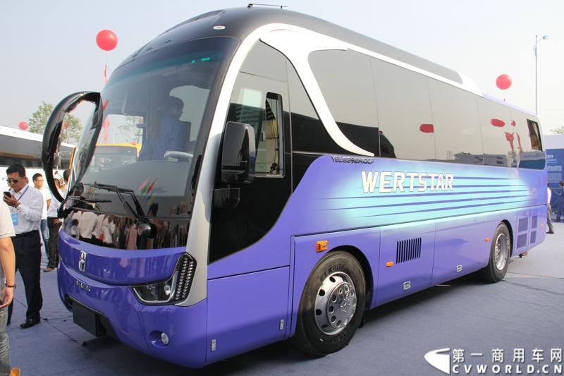 2013年10月10日，在扬州北山新落成的潍柴（扬州）亚星汽车产业园里，山东重工.潍柴动力对外发布长三角战略：作为旗下重要的战略板块，潍柴将利用自身的技术规模优势，将长三角板块打造成轻型发动机基地、商用车基地和特种车基地。图为现场展出的亚星YBL6898H1QCP。