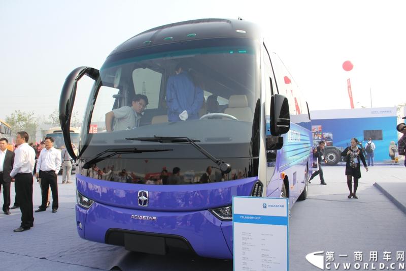 2013年10月10日，在扬州北山新落成的潍柴（扬州）亚星汽车产业园里，山东重工.潍柴动力对外发布长三角战略：作为旗下重要的战略板块，潍柴将利用自身的技术规模优势，将长三角板块打造成轻型发动机基地、商用车基地和特种车基地。图为现场展出的亚星YBL6898H1QCP。