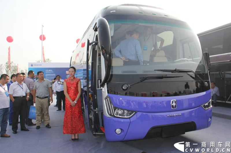 2013年10月10日，在扬州北山新落成的潍柴（扬州）亚星汽车产业园里，山东重工.潍柴动力对外发布长三角战略：作为旗下重要的战略板块，潍柴将利用自身的技术规模优势，将长三角板块打造成轻型发动机基地、商用车基地和特种车基地。图为现场展出的亚星YBL6898H1QCP。