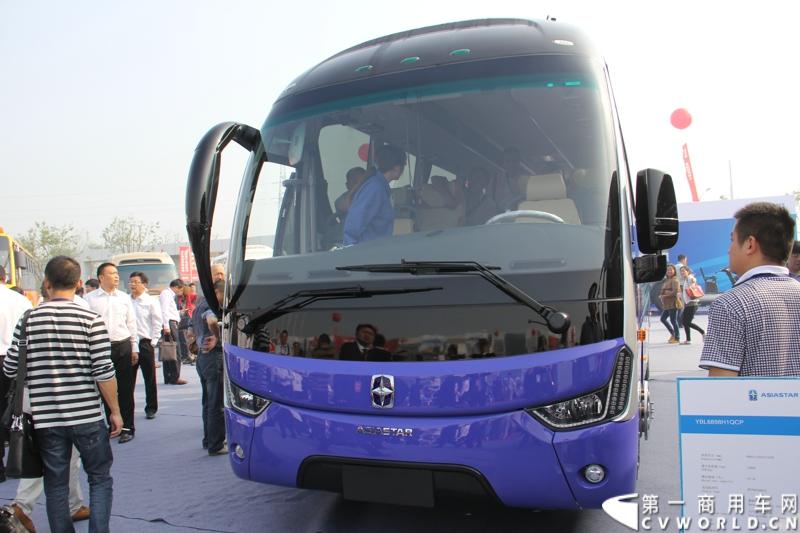 2013年10月10日，在扬州北山新落成的潍柴（扬州）亚星汽车产业园里，山东重工.潍柴动力对外发布长三角战略：作为旗下重要的战略板块，潍柴将利用自身的技术规模优势，将长三角板块打造成轻型发动机基地、商用车基地和特种车基地。图为现场展出的亚星YBL6898H1QCP。