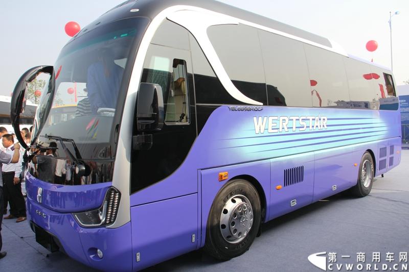 2013年10月10日，在扬州北山新落成的潍柴（扬州）亚星汽车产业园里，山东重工.潍柴动力对外发布长三角战略：作为旗下重要的战略板块，潍柴将利用自身的技术规模优势，将长三角板块打造成轻型发动机基地、商用车基地和特种车基地。图为现场展出的亚星YBL6898H1QCP。