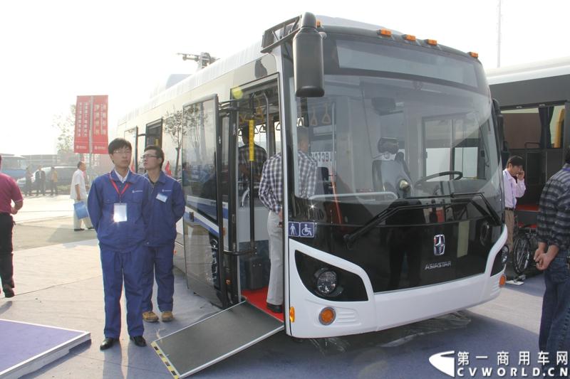 2013年10月10日，在扬州北山新落成的潍柴（扬州）亚星汽车产业园里，山东重工.潍柴动力对外发布长三角战略：作为旗下重要的战略板块，潍柴将利用自身的技术规模优势，将长三角板块打造成轻型发动机基地、商用车基地和特种车基地。图为现场展出的亚星纯电动客车YBL6840UCHQ。