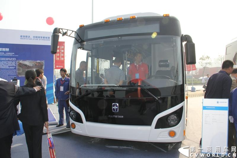 2013年10月10日，在扬州北山新落成的潍柴（扬州）亚星汽车产业园里，山东重工.潍柴动力对外发布长三角战略：作为旗下重要的战略板块，潍柴将利用自身的技术规模优势，将长三角板块打造成轻型发动机基地、商用车基地和特种车基地。图为现场展出的亚星纯电动客车YBL6840UCHQ。