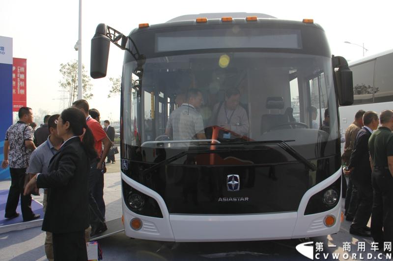 2013年10月10日，在扬州北山新落成的潍柴（扬州）亚星汽车产业园里，山东重工.潍柴动力对外发布长三角战略：作为旗下重要的战略板块，潍柴将利用自身的技术规模优势，将长三角板块打造成轻型发动机基地、商用车基地和特种车基地。图为现场展出的亚星纯电动客车YBL6840UCHQ。