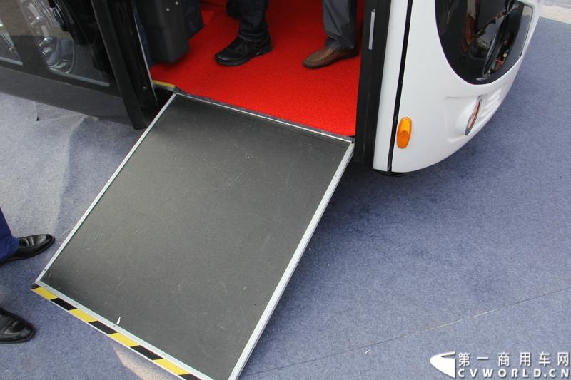 2013年10月10日，在扬州北山新落成的潍柴（扬州）亚星汽车产业园里，山东重工.潍柴动力对外发布长三角战略：作为旗下重要的战略板块，潍柴将利用自身的技术规模优势，将长三角板块打造成轻型发动机基地、商用车基地和特种车基地。图为现场展出的亚星纯电动客车YBL6840UCHQ。