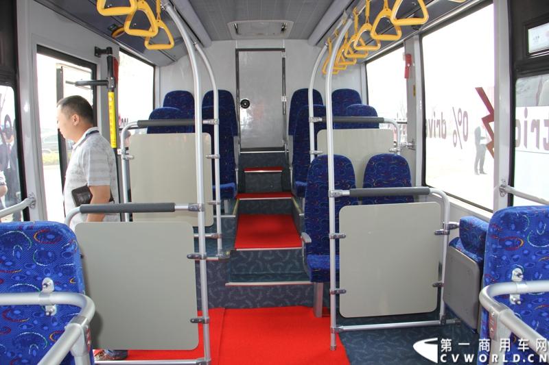 2013年10月10日，在扬州北山新落成的潍柴（扬州）亚星汽车产业园里，山东重工.潍柴动力对外发布长三角战略：作为旗下重要的战略板块，潍柴将利用自身的技术规模优势，将长三角板块打造成轻型发动机基地、商用车基地和特种车基地。图为现场展出的亚星纯电动客车YBL6840UCHQ。