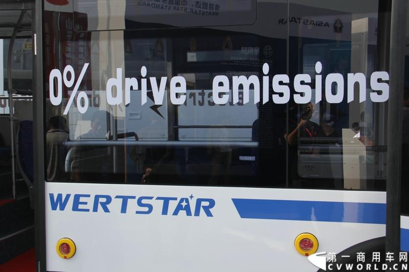 2013年10月10日，在扬州北山新落成的潍柴（扬州）亚星汽车产业园里，山东重工.潍柴动力对外发布长三角战略：作为旗下重要的战略板块，潍柴将利用自身的技术规模优势，将长三角板块打造成轻型发动机基地、商用车基地和特种车基地。图为现场展出的亚星纯电动客车YBL6840UCHQ。