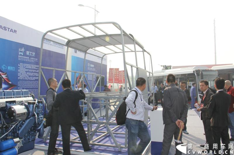 2013年10月10日，在扬州北山新落成的潍柴（扬州）亚星汽车产业园里，山东重工.潍柴动力对外发布长三角战略：作为旗下重要的战略板块，潍柴将利用自身的技术规模优势，将长三角板块打造成轻型发动机基地、商用车基地和特种车基地。图为现场亚星客车车身骨架展示。