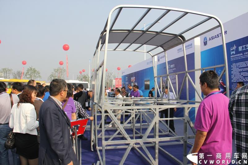 2013年10月10日，在扬州北山新落成的潍柴（扬州）亚星汽车产业园里，山东重工.潍柴动力对外发布长三角战略：作为旗下重要的战略板块，潍柴将利用自身的技术规模优势，将长三角板块打造成轻型发动机基地、商用车基地和特种车基地。图为现场亚星客车车身骨架展示。