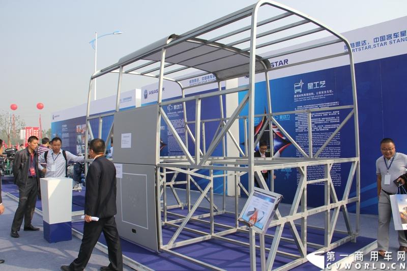2013年10月10日，在扬州北山新落成的潍柴（扬州）亚星汽车产业园里，山东重工.潍柴动力对外发布长三角战略：作为旗下重要的战略板块，潍柴将利用自身的技术规模优势，将长三角板块打造成轻型发动机基地、商用车基地和特种车基地。图为现场亚星客车车身骨架展示。