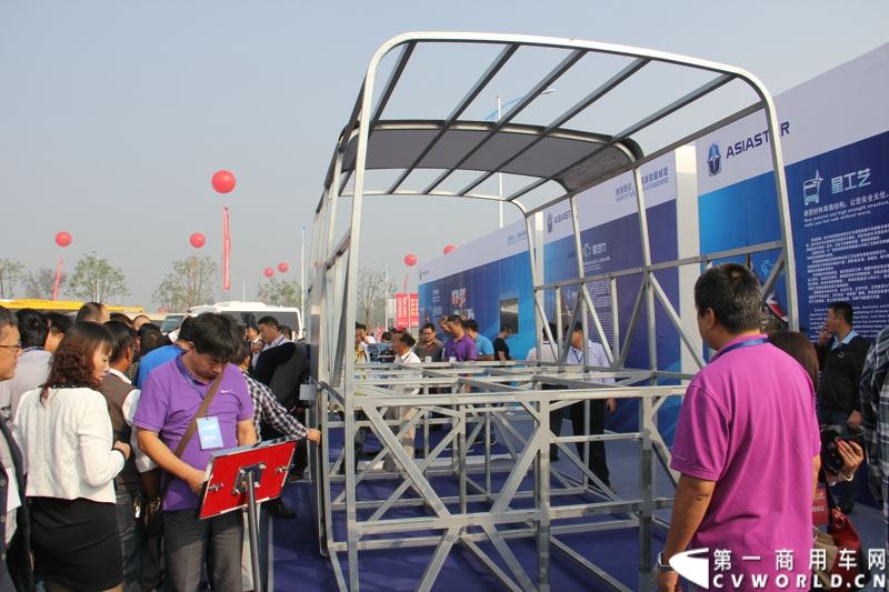 2013年10月10日，在扬州北山新落成的潍柴（扬州）亚星汽车产业园里，山东重工.潍柴动力对外发布长三角战略：作为旗下重要的战略板块，潍柴将利用自身的技术规模优势，将长三角板块打造成轻型发动机基地、商用车基地和特种车基地。图为现场亚星客车车身骨架展示。