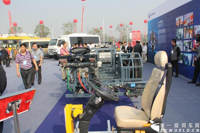 2013年10月10日，在扬州北山新落成的潍柴（扬州）亚星汽车产业园里，山东重工.潍柴动力对外发布长三角战略：作为旗下重要的战略板块，潍柴将利用自身的技术规模优势，将长三角板块打造成轻型发动机基地、商用车基地和特种车基地。图为现场亚星客车底盘展示 。