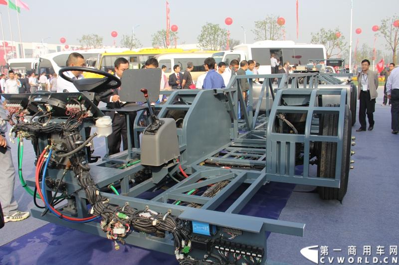 2013年10月10日，在扬州北山新落成的潍柴（扬州）亚星汽车产业园里，山东重工.潍柴动力对外发布长三角战略：作为旗下重要的战略板块，潍柴将利用自身的技术规模优势，将长三角板块打造成轻型发动机基地、商用车基地和特种车基地。图为现场亚星客车底盘展示 。