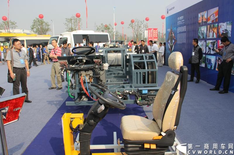 2013年10月10日，在扬州北山新落成的潍柴（扬州）亚星汽车产业园里，山东重工.潍柴动力对外发布长三角战略：作为旗下重要的战略板块，潍柴将利用自身的技术规模优势，将长三角板块打造成轻型发动机基地、商用车基地和特种车基地。图为现场亚星客车底盘展示 。