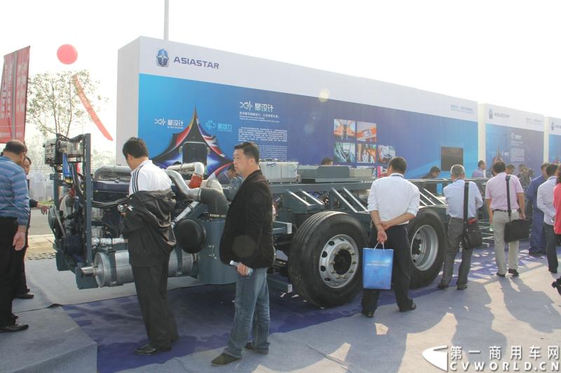 2013年10月10日，在扬州北山新落成的潍柴（扬州）亚星汽车产业园里，山东重工.潍柴动力对外发布长三角战略：作为旗下重要的战略板块，潍柴将利用自身的技术规模优势，将长三角板块打造成轻型发动机基地、商用车基地和特种车基地。图为现场亚星客车底盘展示 。