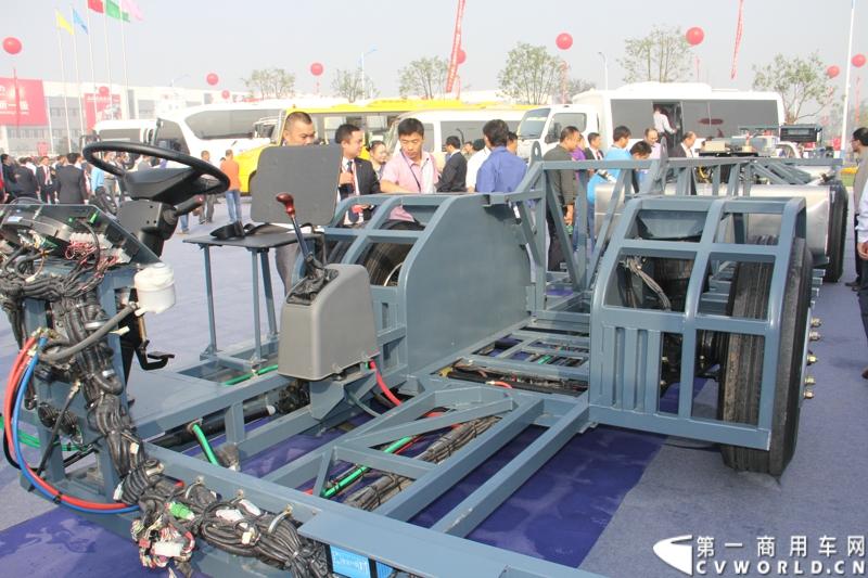 2013年10月10日，在扬州北山新落成的潍柴（扬州）亚星汽车产业园里，山东重工.潍柴动力对外发布长三角战略：作为旗下重要的战略板块，潍柴将利用自身的技术规模优势，将长三角板块打造成轻型发动机基地、商用车基地和特种车基地。图为现场亚星客车底盘展示 。