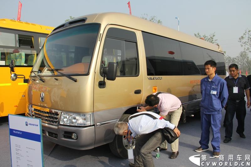 2013年10月10日，在扬州北山新落成的潍柴（扬州）亚星汽车产业园里，山东重工.潍柴动力对外发布长三角战略：作为旗下重要的战略板块，潍柴将利用自身的技术规模优势，将长三角板块打造成轻型发动机基地、商用车基地和特种车基地。图为现场亚星客车底盘展示 。