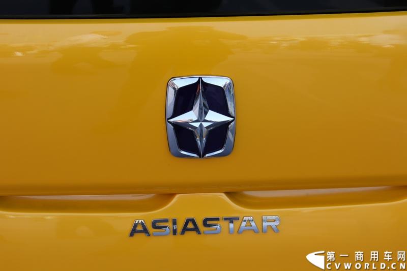 2013年10月10日，在扬州北山新落成的潍柴（扬州）亚星汽车产业园里，山东重工.潍柴动力对外发布长三角战略：作为旗下重要的战略板块，潍柴将利用自身的技术规模优势，将长三角板块打造成轻型发动机基地、商用车基地和特种车基地。图为亚星客车全新LOGO展示 。