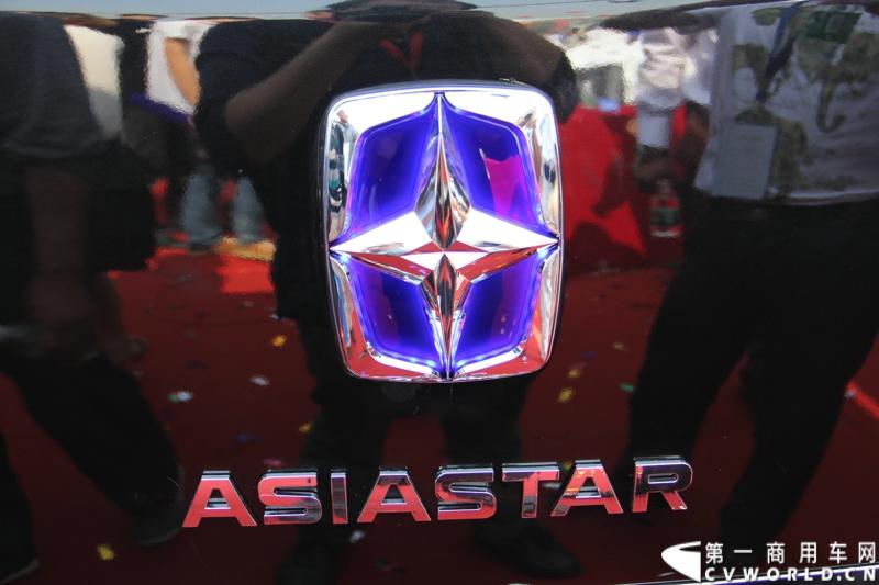 2013年10月10日，在扬州北山新落成的潍柴（扬州）亚星汽车产业园里，山东重工.潍柴动力对外发布长三角战略：作为旗下重要的战略板块，潍柴将利用自身的技术规模优势，将长三角板块打造成轻型发动机基地、商用车基地和特种车基地。图为亚星客车全新LOGO展示 。