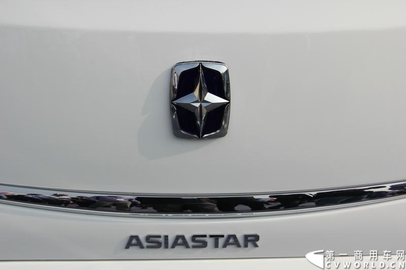 2013年10月10日，在扬州北山新落成的潍柴（扬州）亚星汽车产业园里，山东重工.潍柴动力对外发布长三角战略：作为旗下重要的战略板块，潍柴将利用自身的技术规模优势，将长三角板块打造成轻型发动机基地、商用车基地和特种车基地。图为亚星客车全新LOGO展示 。