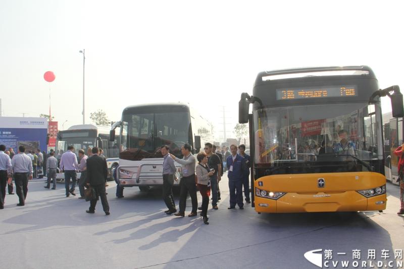 2013年10月10日，在扬州北山新落成的潍柴（扬州）亚星汽车产业园里，山东重工.潍柴动力对外发布长三角战略：作为旗下重要的战略板块，潍柴将利用自身的技术规模优势，将长三角板块打造成轻型发动机基地、商用车基地和特种车基地。图为亚星客车新款车型展示。